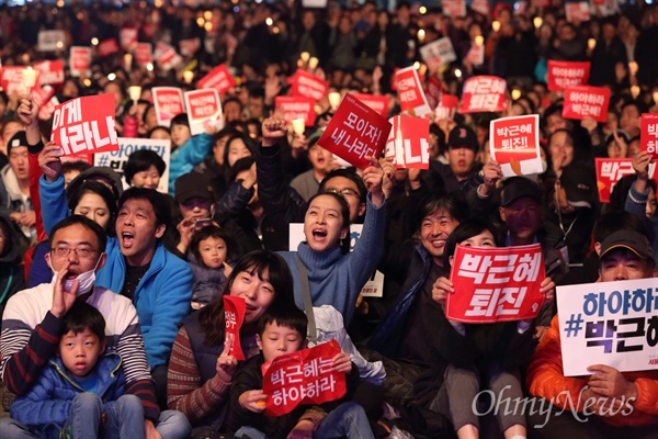 분노한 시민들 "박근혜 퇴진" 5일 오후 광화문광장에서 '#내려와라_박근혜 2차 범국민대회'에 참여한 수만명의 시민, 학생, 노동자, 농민들이 "박근혜 퇴진"을 요구하고 있다.