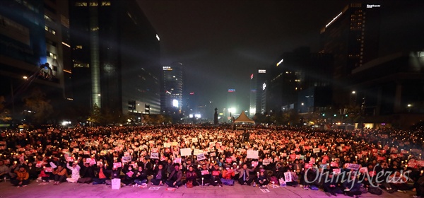 지난 5일 오후 광화문광장에서 '#내려와라_박근혜 2차 범국민대회'에 참여한 수만명의 시민, 학생, 노동자, 농민들이 "박근혜 퇴진"을 요구하고 있다.
