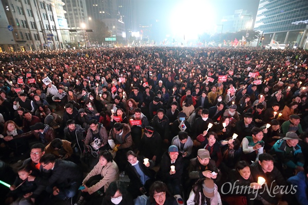 지난 5일 오후 광화문광장에서 '#내려와라_박근혜 2차 범국민대회'에 참여한 수만명의 시민, 학생, 노동자, 농민들이 "박근혜 퇴진"을 요구하고 있다.