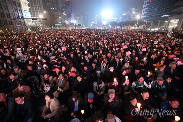 5일 오후 광화문광장에서 '#내려와라_박근혜 2차 범국민대회'에 참여한 수만명의 시민, 학생, 노동자, 농민들이 "박근혜 퇴진"을 요구하고 있다.