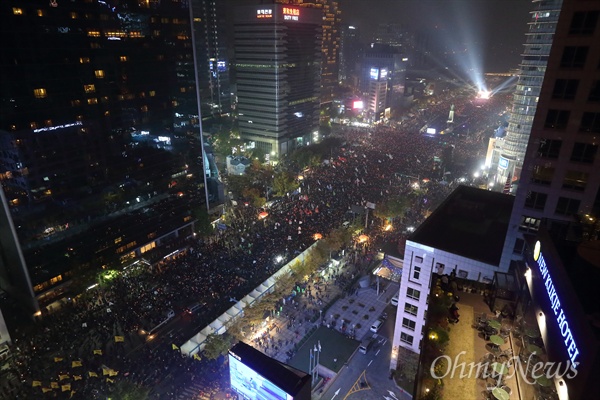 지난 5일 오후 광화문광장에서 '#내려와라_박근혜 2차 범국민대회'에 참여한 10여만명의 시민, 학생, 노동자, 농민들이 "박근혜 퇴진"을 요구하고 있다.