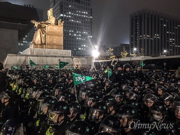  5일 광화문에서 열린 '내려와라 박근혜 2차 범국민행동' 공식 일정이 끝난 뒤 집회 참가자들이 세종대왕 동상 앞에서 경찰과 대치 중이다. 사진은 세종대왕상 뒤로 경찰 병력이 늘어서 있는 모습. 