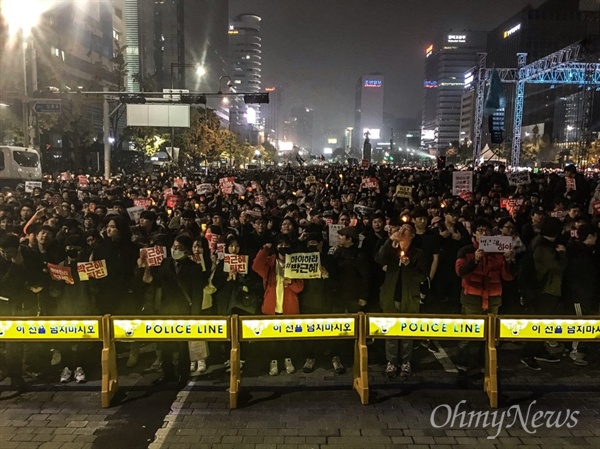   5일 광화문에서 열린 '내려와라 박근혜 2차 범국민행동' 공식 일정이 끝난 뒤 집회 참가자들이 세종대왕 동상 앞에서 경찰과 대치 중이다. 폴리스라인 뒤로 시민들이 구호를 외치고 있다.