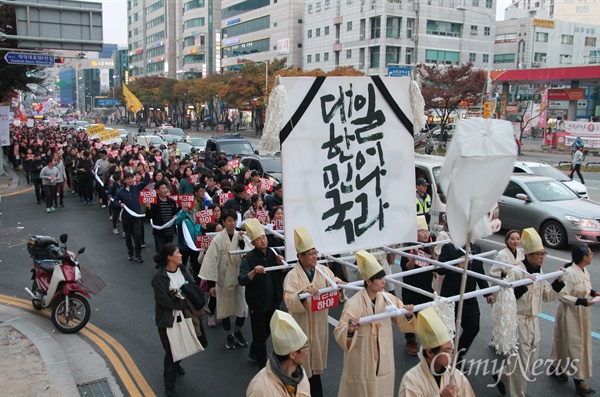  5일 오후 대전 서구 둔산동 갤러리아타임월드 백화점 앞에서 열린 '박근혜 하야 촉구 대전시민 샤우팅대회'에 2500여명의 시민들이 참석했다. 