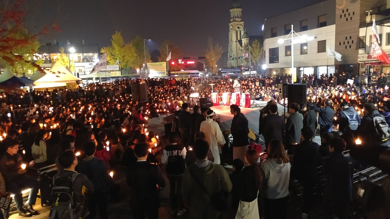 행진 마지막 코스인 풍남문 광장에 모인 시민들.