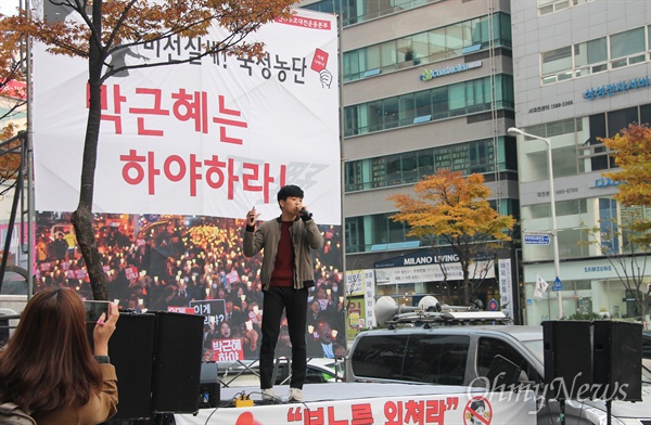  5일 오후 대전 서구 둔산동 갤러리아타임월드 백화점 앞에서 열린 '박근혜 하야 촉구 대전시민 샤우팅대회'에 2500여명의 시민들이 참석했다. 사진은 이날 자유발언에 나선 대전공고 2학년 이호성 군.