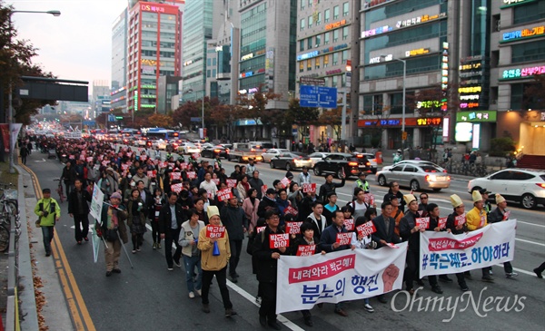  5일 오후 대전 서구 둔산동 갤러리아타임월드 백화점 앞에서 열린 '박근혜 하야 촉구 대전시민 샤우팅대회'에 2500여명의 시민들이 참석했다. 