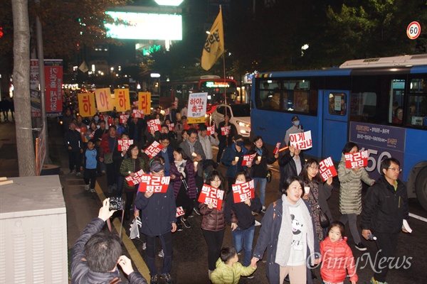 5일 오후 대구 2.28기념공원에서 박근혜 퇴진 시국집회를 마친 시민들이 거리행진을 하고 있다.