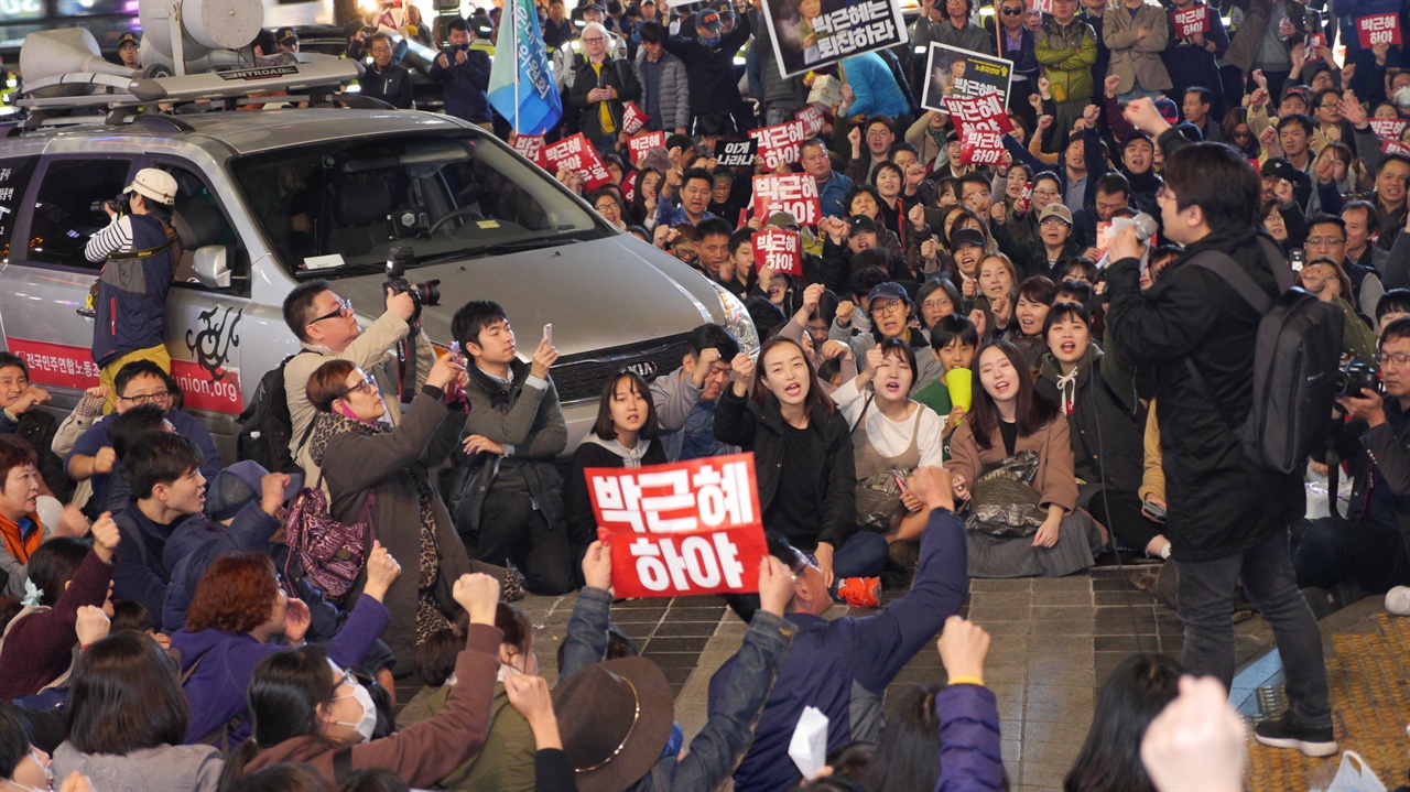 지난 11월 5일 부산 서면에 모인 5000여명(주최 측 추산, 경찰 추산 3000명) 부산시민이 박근혜 하야를 외치며 행진하고 있다. 참여 인원은 행진 시작 때 집회 주최 측에서 5000여명으로 밝혔으나 수많은 시민들이 행진에 합세해 그 대열은 500여 미터 이어졌다.