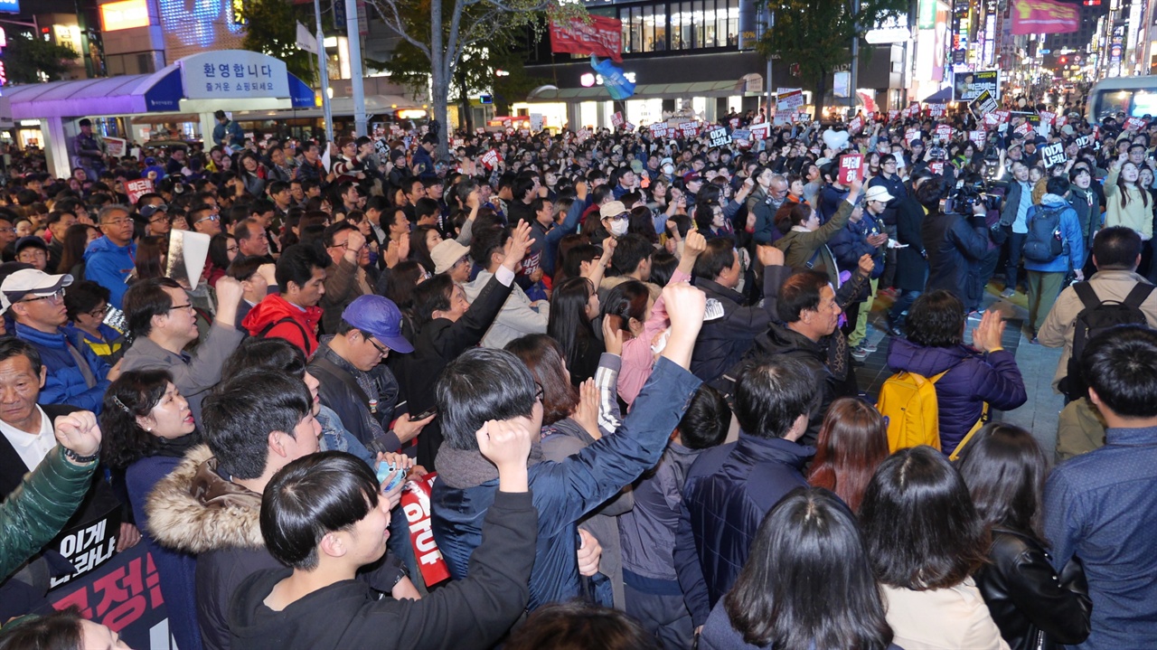 지난 11월 5일 부산 서면에 모인 5000여명(주최 측 추산, 경찰 추산 3000명) 부산시민이 박근혜 하야를 외치며 행진하고 있다. 참여 인원은 행진 시작 때 집회 주최 측에서 5000여명으로 밝혔으나 수많은 시민들이 행진에 합세해 그 대열은 500여 미터 이어졌다.