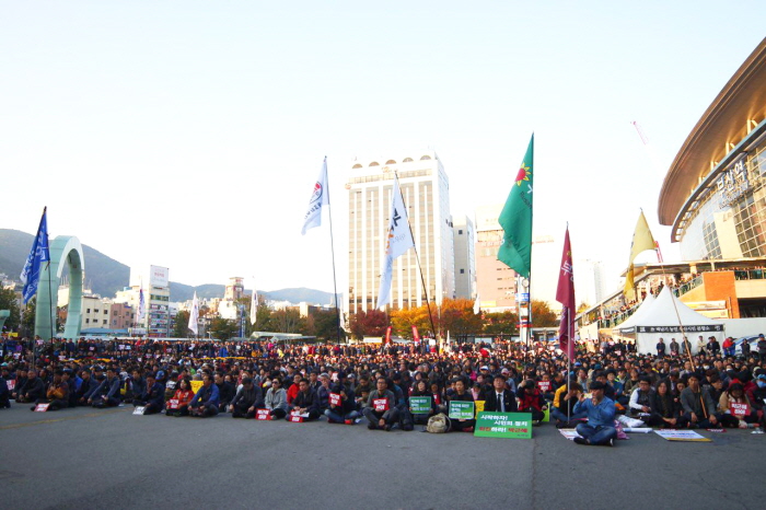 부산역 백남기 선생 시민분향소 앞에서 열린 부산시민대회