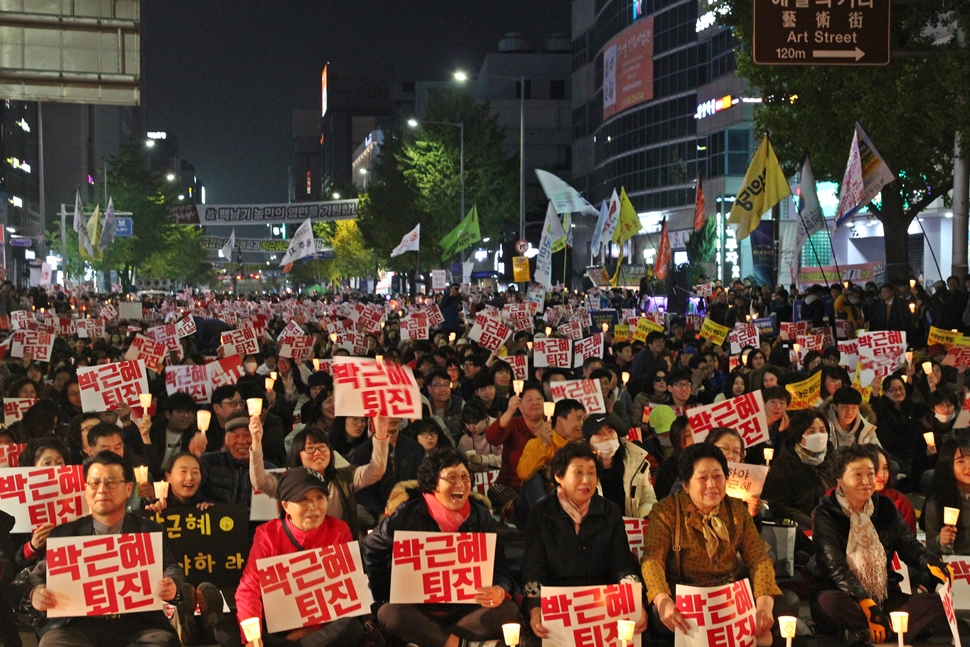  '백남기 농민 추모와 박근혜 퇴진 촉구 광주시국촛불대회'에 5000여명의 시민들이 참여해 한목소리를 냈다. 
