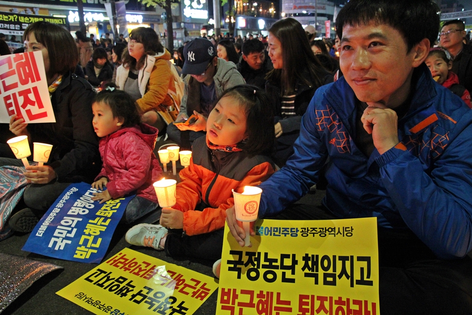 아빠와 함께 한 어린 아이들 앞에 놓인 ‘국정논단 책임지고 박근혜는 퇴진하라’는 문구가 시선을 붙든다. 
