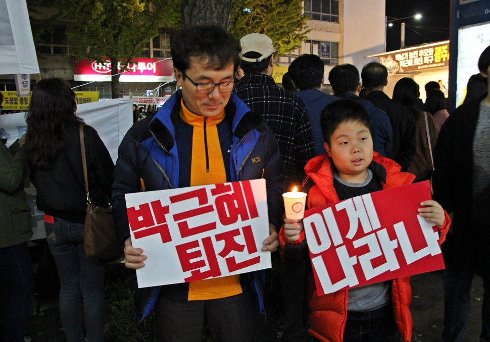  초등학교에 다니는 주찬우(11. 효덕초4년)군도 아빠와 함께 촛불과 피켓을 들었다.
