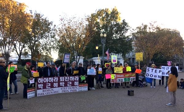 5일에는 워싱턴 D.C. 백악관 앞에서도 한인 100여 명이 박근혜 퇴진과 사드 배치 반대를 외치며 집회가 열렸다. (사진/ 이재수 제공)
