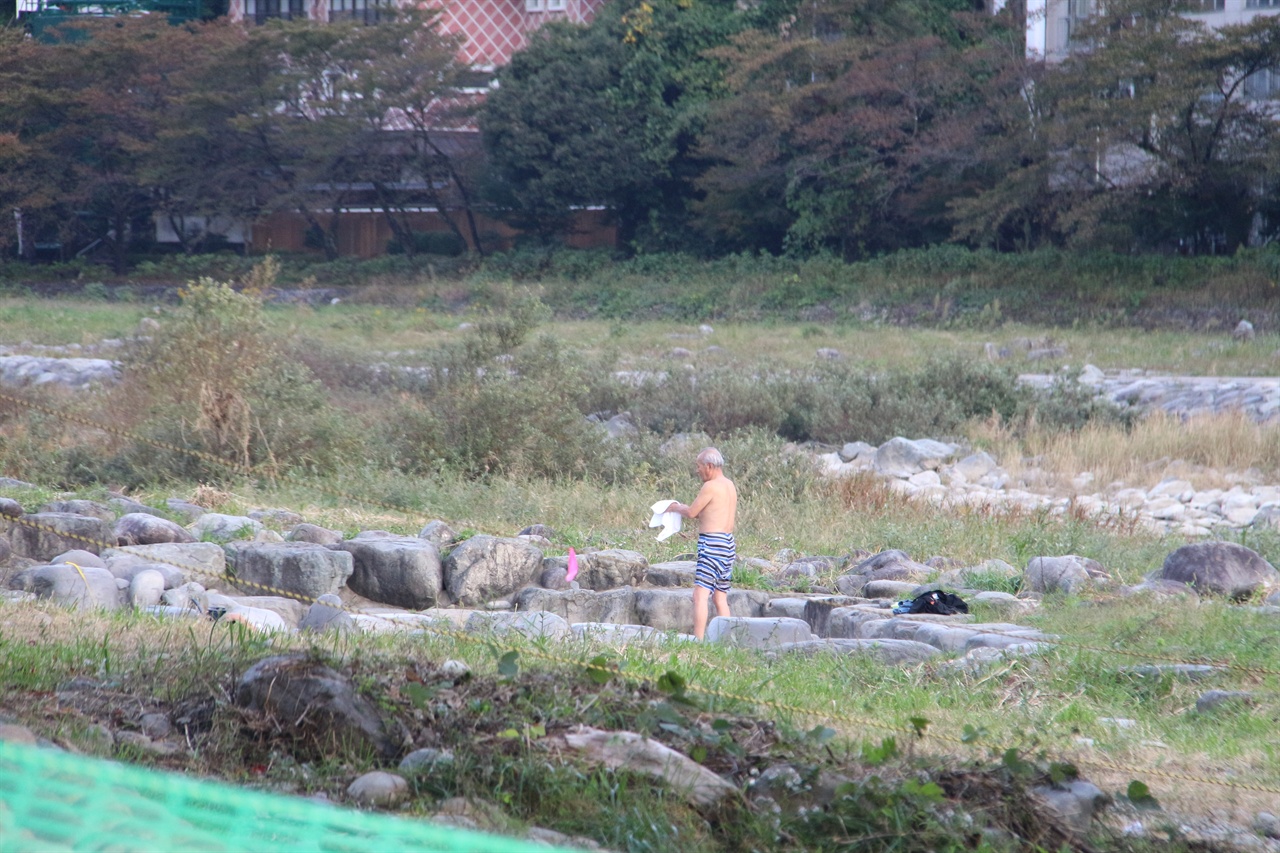 게로마을 히다강 옆 노천온천탕에서는 목욕하는 사람을 종종 볼 수 있다