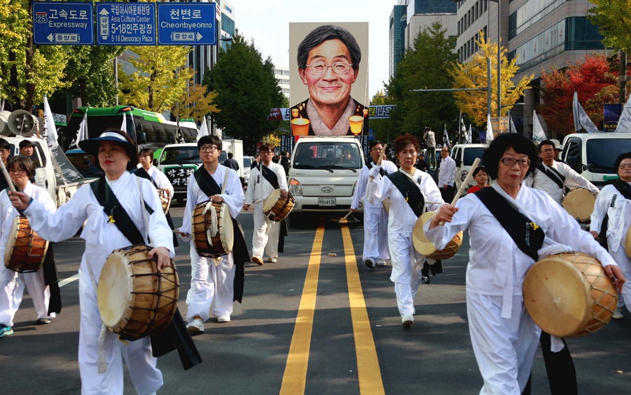  운구행렬이 시작되고 있는 모습