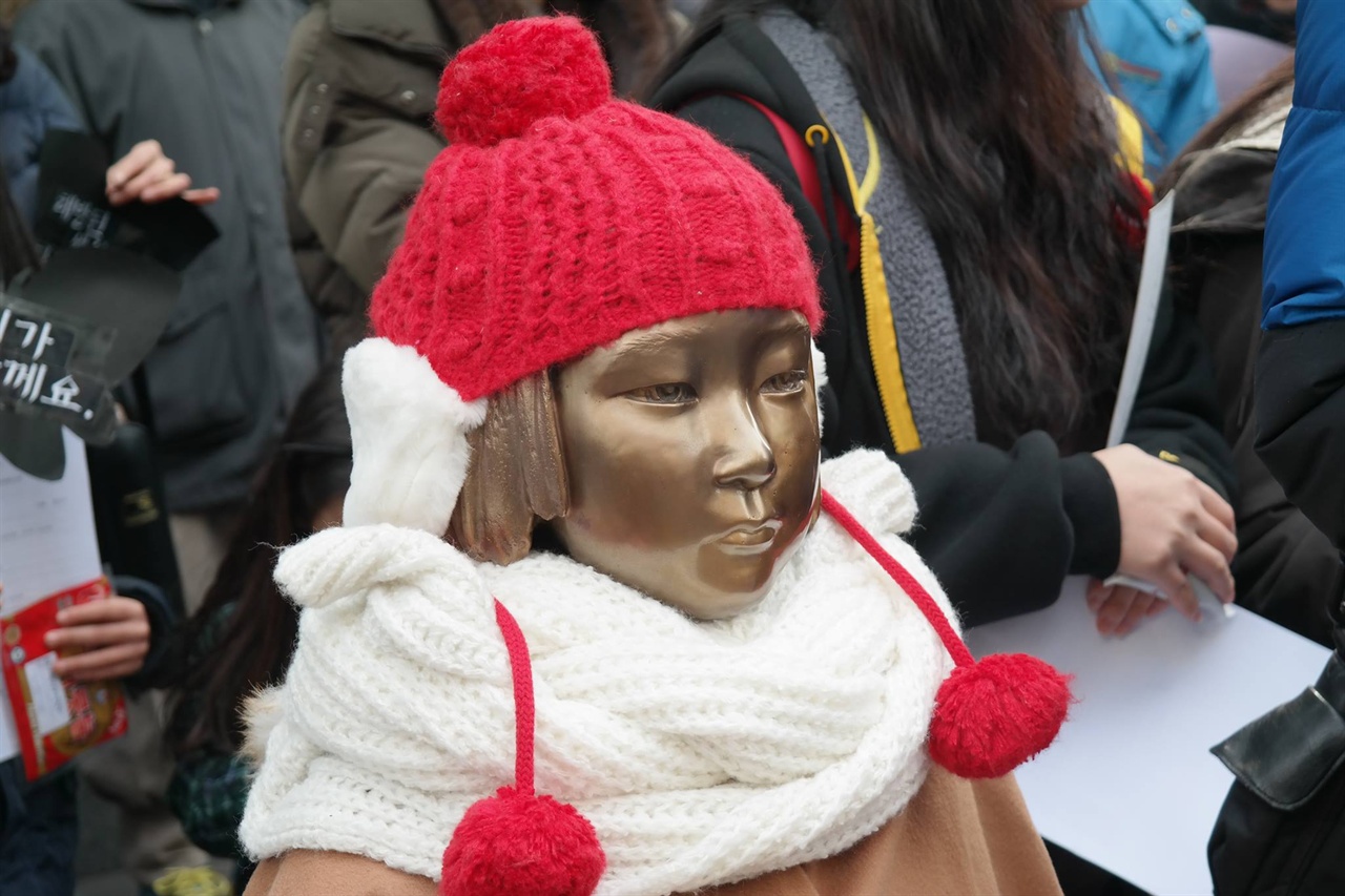주한일본대사관 앞에 위치한 '평화의 소녀상'