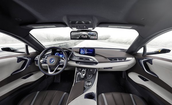 BMW가 2016년 미국 라스베이거스 국제전자제품박람회(CES)에서 공개 한사이드미러 없는 'i8 미러리스(Mirrorless) 콘셉트카' 실내.
