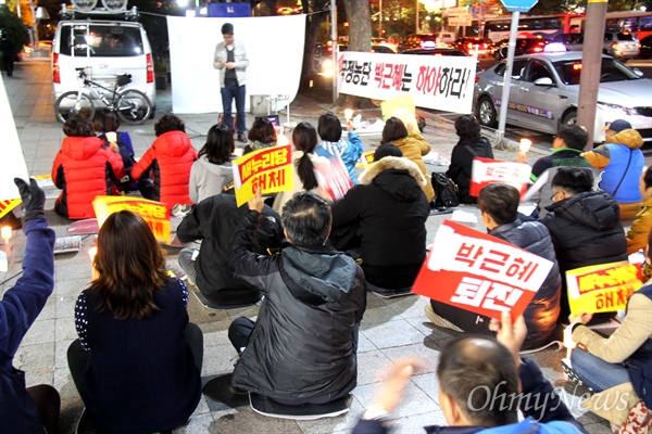 '박근혜 퇴진 창원촛불' 집회가 7일 저녁 정우상가 앞에서 열렸다.