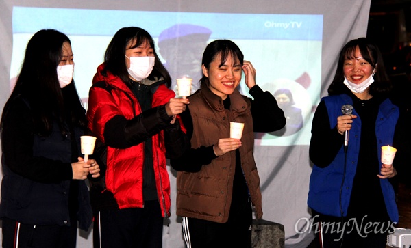 7일 저녁 창원 정우상가 앞에서 열린 '박근혜 퇴진 창원촛불' 집회에 고등학교 3학년 학생들이 참석해 발언했다.