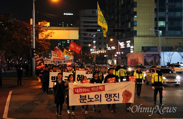  7일 저녁 대전 서구 갤러리아타임월드 백화점 앞에서 열린 '내려와라 박근혜! 대전시민 촛불행동'. 이날 800여명의 시민들은 거리행진을 하면서 '박근혜 하야', '새누리당 해체'를 외쳤다.