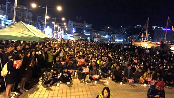 7일 저녁 통영 강구안문화마당에서는 수백명이 참여한 가운데 박근혜 대통령 퇴진을 촉구하는 촛불집회가 열렸다.
