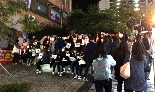 김해 인제대 학생들이 박근혜 퇴진을 요구하며 7일 저녁 촛불행진했다. 