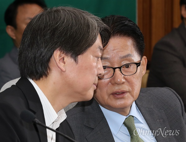 국민의당 박지원 비대위원장과 안철수 전 대표가 지난 6일 오전 국회에서 열린 비대위원 및 국회의원 연석회의에서 대화를 나누고 있다. 