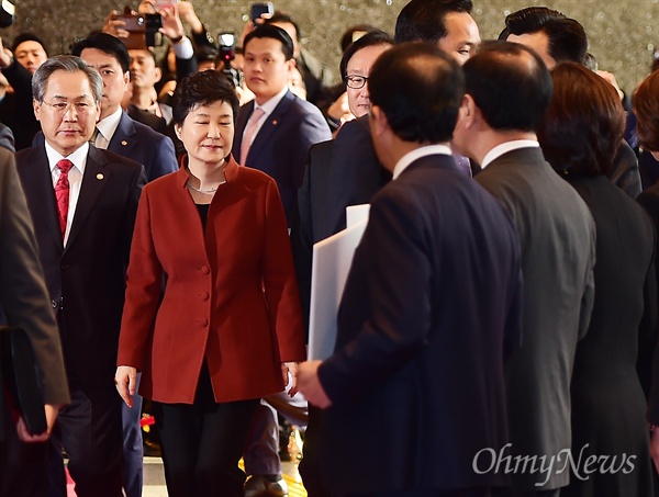 박근혜 대통령이 8일 오전 10시 30분 국회를 전격 방문해 정세균 국회의장과 회동하기 위해 로텐더홀을 들어서고 있다. 박 대통령 입장할 때 야당의원들이 최순실 등에 의한 '비선실세 국정농단' 사태 관련 대통령 사퇴 구호를 외치거나 피켓 시위를 벌이기도 했다.