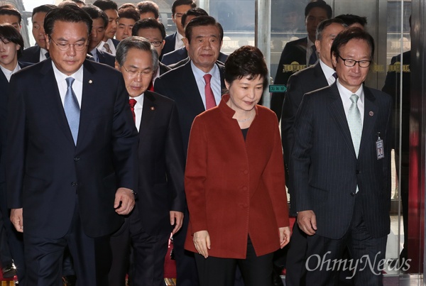 박근혜 대통령이 지난 8일 오전 정세균 국회의장을 만나기 위해 국회 본청에 도착하고 있다. 