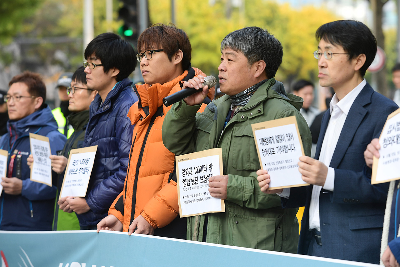  전국민주노동조합총연맹 관계자들이 8일 오전 서울지방경찰청 민원실앞에서 11월12일 개최예정인 '박근혜 대통령 하야를 요구하는 민중총궐기' 이후 서울시청에서 청와대 앞까지 평화행진을 벌일 예정이라며 경찰에 평화행진 보장을 촉구하는 기자회견을 열고 있다.