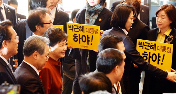 박근혜 대통령이 8일 오전 국회를 전격 방문, 로비에서 퇴진 촉구 피켓시위를 하고 있는 정의당 의원들 앞을 지나고 있다.