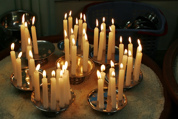 굿판에 참석해 쌀을 올린 단골들이 밝힌 촛불