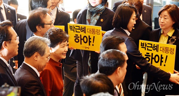 야당 시위 속 박근혜 국회 방문 비선실세 국정농단 사태로 퇴진 요구를 받고 있는 박근혜 대통령이 지난 8일 오전 정세균 국회의장 면담을 위해 국회에 도착하자 야당 의원들이 '퇴진' '검찰 조사' 등을 요구하는 시위를 벌였다.