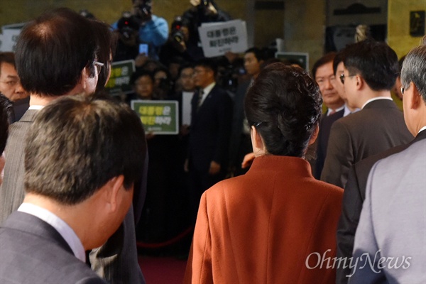 비선실세 국정농단 사태로 퇴진 요구를 받고 있는 박근혜 대통령이 8일 오전 정세균 국회의장 면담을 위해 국회에 도착하자 야당 의원들이 '퇴진' '검찰 조사' 등을 요구하는 시위를 벌였다.