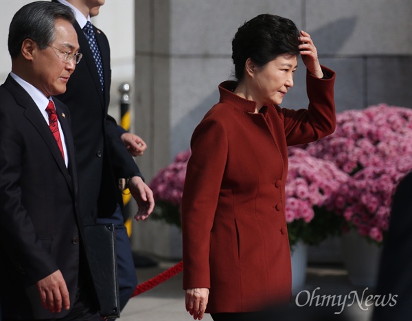비선실세 국정농단 사태로 퇴진 요구를 받고 있는 박근혜 대통령이 지난 8일 오전 정세균 국회의장과 면담한 뒤 국회의사당을 떠나고 있다.