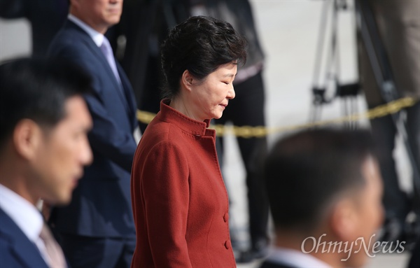 비선실세 국정농단 사태로 퇴진 요구를 받고 있는 박근혜 대통령이 8일 오전 정세균 국회의장과 면담한 뒤 국회의사당을 떠나고 있다.