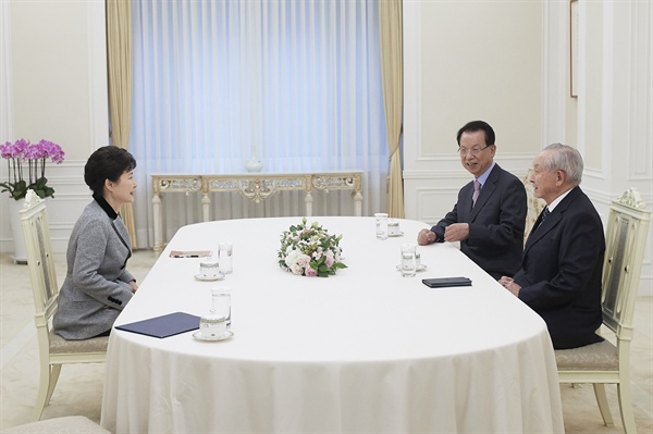 2016년 11월 박근혜 대통령이 청와대를 방문한 기독교 원로 김장환 목사(극동방송 이사장, 오른쪽 첫번째)와 김삼환 목사(명성교회 원로, 오른쪽 두번째)를 만나 국정현안에 관한 의견을 경청하고 있다. 
