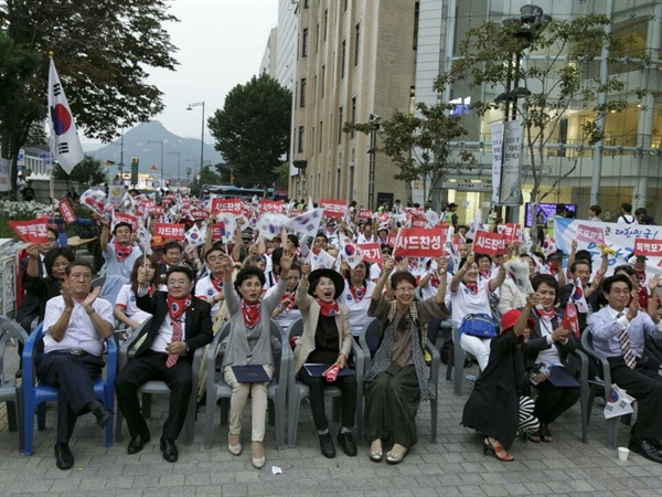 박사모가족이 지난 9월 11일 서울 광화문에서 사드 찬성 집회를 열고 있다. 박사모가족은 11월 12일 광화문에서 맞불집회를 연다.