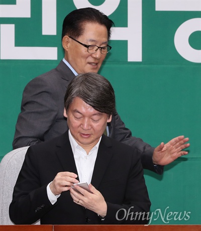 국민의당 박지원 비대위원장과 안철수 전 대표가 지난달 6일 오전 국회에서 열린 비대위원 및 국회의원 연석회의에 참석하고 있다. 