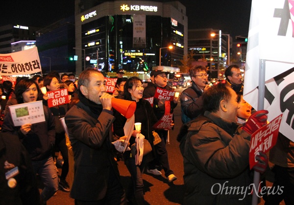 8일 저녁 대전 서구 갤러리아타임월드 백화점 앞에서 열린 "하야하라 박근혜 대전시민 촛불행동'. 500여명의 시민들이 촛불집회를 마친 뒤 거리행진을 벌였다.