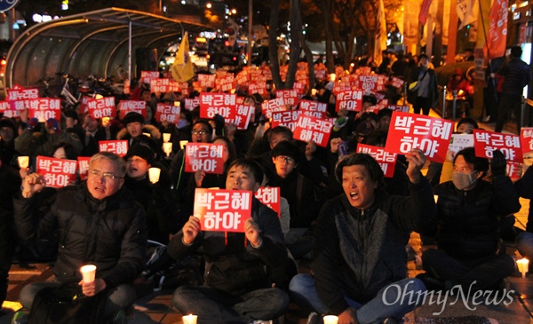 8일 저녁 대전 서구 갤러리아타임월드 백화점 앞에서 열린 "하야하라 박근혜 대전시민 촛불행동'. 500여명의 시민들이 촛불집회를 마친 뒤 거리행진을 벌였다. 