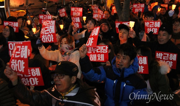 8일 저녁 대전 서구 갤러리아타임월드 백화점 앞에서 열린 "하야하라 박근혜 대전시민 촛불행동'. 500여명의 시민들이 촛불집회를 마친 뒤 거리행진을 벌였다. 