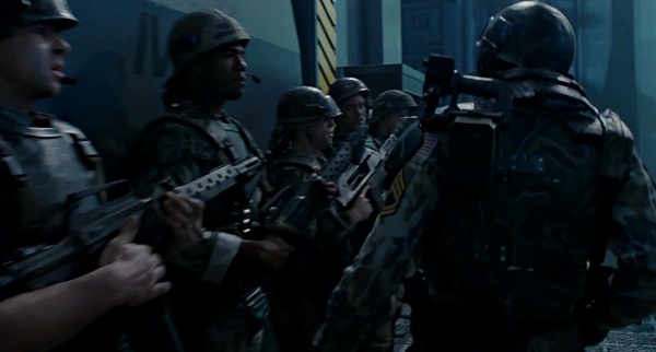  영화 <에일리언> 오리지널 2편 스틸컷. 식민지 해병대는 LV-426의 에일리언들을 쓸어버리겠다고 자신만만하지만 결국 실상은...