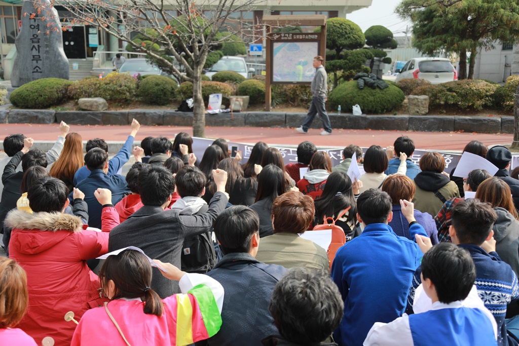 지난 5일에는 문화재청이 위탁 운영하는 부여군에 있는 국립 한국전통문화대학교 학생들이 부여읍사무소 앞에서 시국선언을 하고 있다.