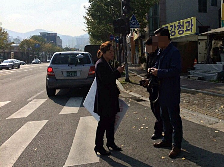 한 아무개씨(ㅇ힌쪽)가  불법집회 혐의로 증거채증활동을 한 공주 경찰(오른쪽)에게 채증이유를 묻고 항의하고 있다. 