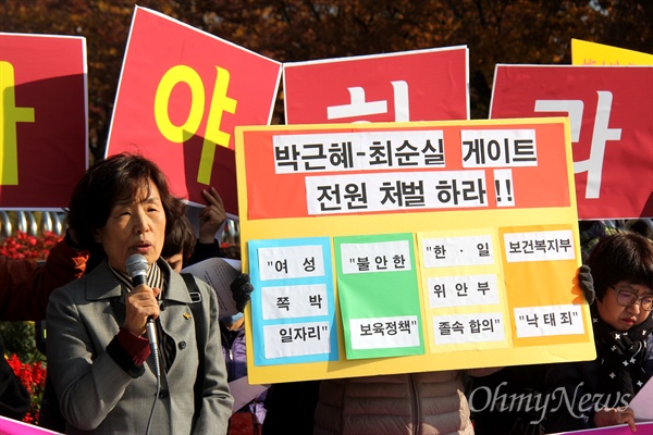 경남지역 여성들은 9일 오전 경남도청 정문 앞에서 기자회견을 열어 박근혜 대통령 퇴진을 요구하는 시국선언했고, 이경희(창원)씨가 발언하고 있다.