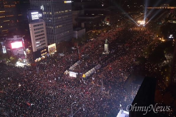 수만명 분노의 촛불행진 지난 5일 오후 광화문광장에서 '#내려와라_박근혜 2차 범국민대회'에 참여한 수만명의 시민, 학생, 노동자, 농민들이 "박근혜 퇴진"을 요구하고 있다