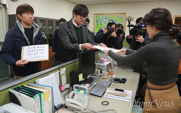 박근혜 대통령 명예 정치학 박사 학위 박탈 요구서 전달하는 서강대 학생들 서강대 총학생회와 학부 학생회, 대학원 총학생회가 9일 오후 서울 마포구 서강대 총장실을 찾아 박근혜 대통령의 명예 정치학 박사 학위 박탈요구서를 제출했다.